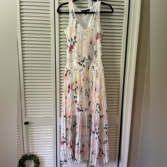Sleeveless floral dress - Picture 1 of 3
